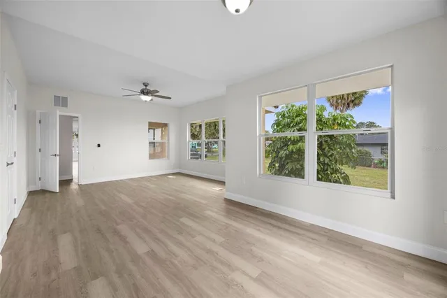 a en suite bathroom with a double vanity sink and a mirror