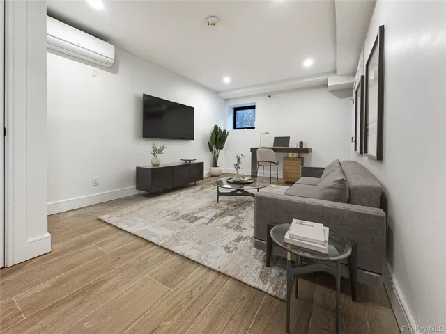 $795,000 | 21-31 Shore Boulevard, Unit 1G | Astoria