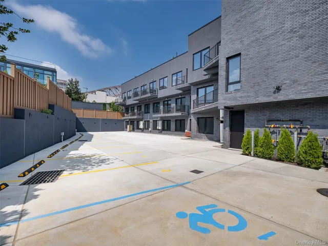 $795,000 | 21-31 Shore Boulevard, Unit 1G | Astoria