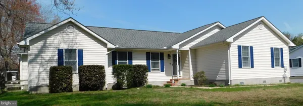 a view of a house with backyard