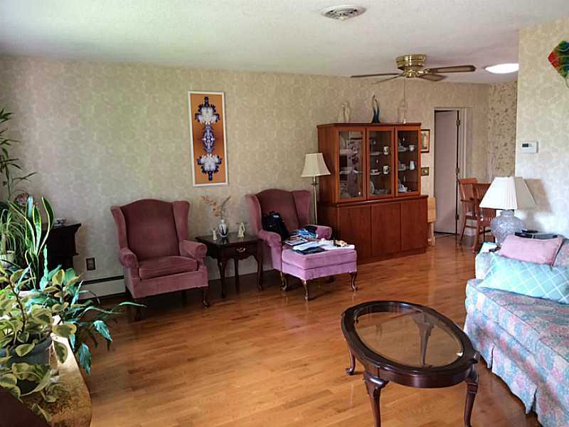 42 Fox Ridge Crescent, Unit 42 Warwick, RI 02886 - Photo 7 of 19 Living Room.