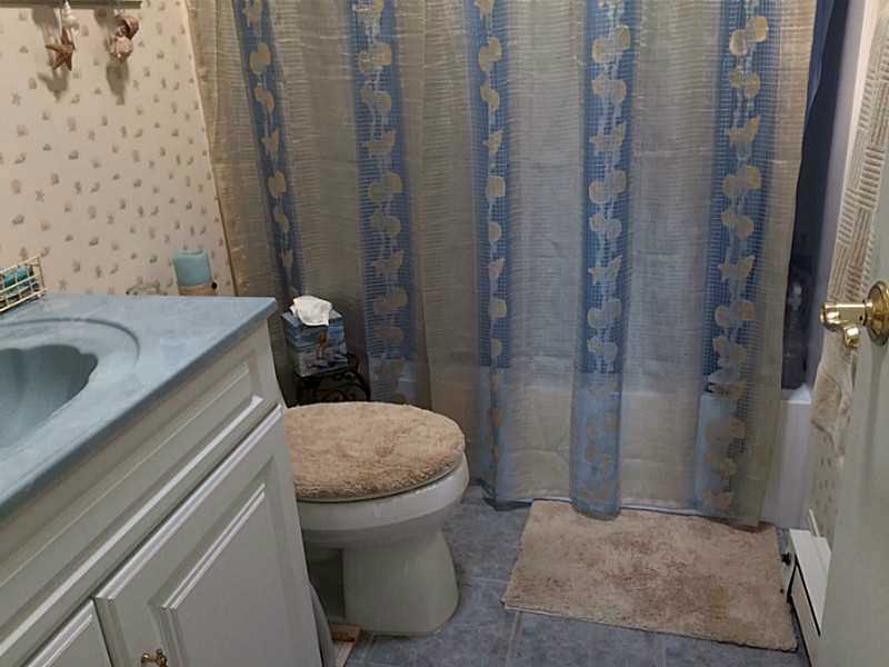 42 Fox Ridge Crescent, Unit 42 Warwick, RI 02886 - Photo 8 of 19 Bathroom.