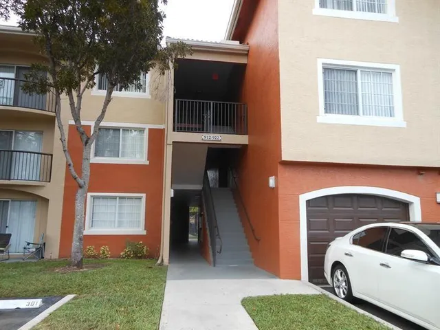 $2,400 | 4197 Haverhill Road, Unit 208, West Palm Beach, FL 33417
