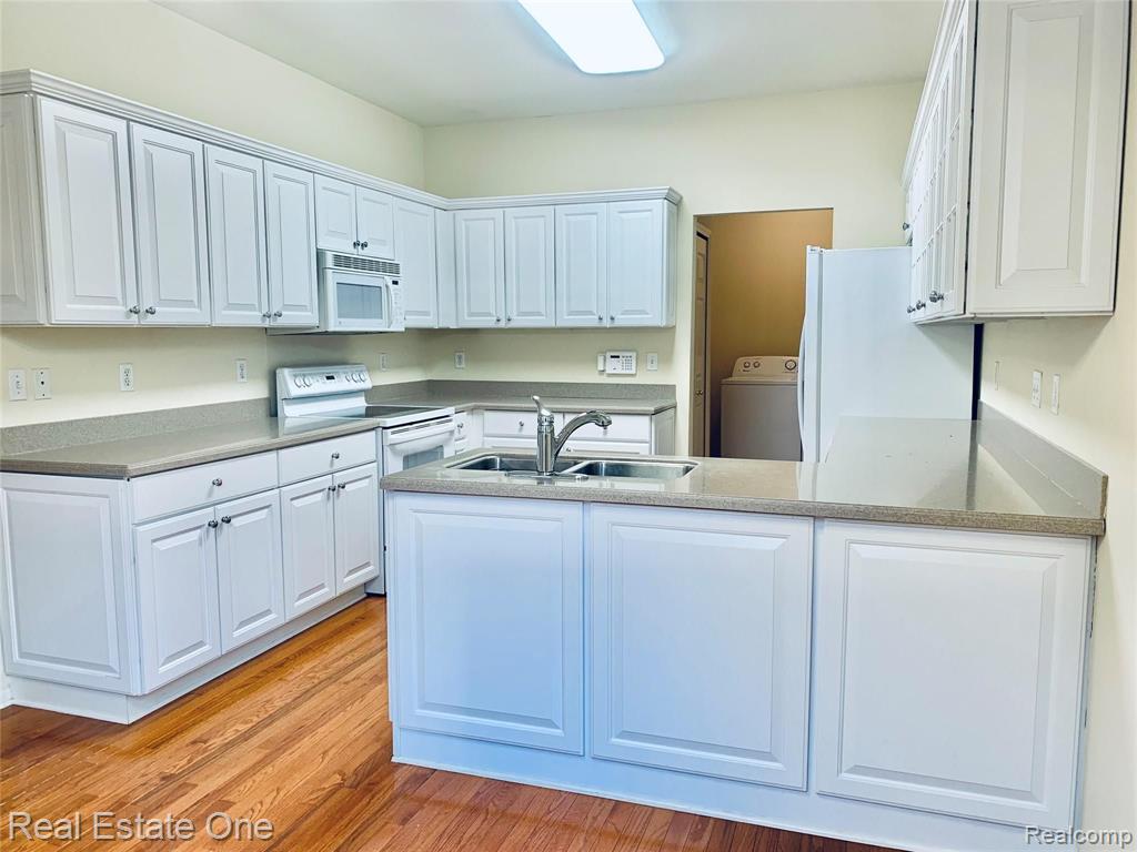 3841 Windingbrook Circle Rochester, MI 48309 - Photo 11 of 36