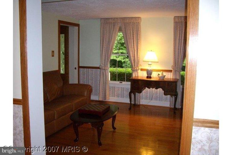 11216 Handlebar Road Reston, VA 20191 - Photo 10 of 20 Living Room