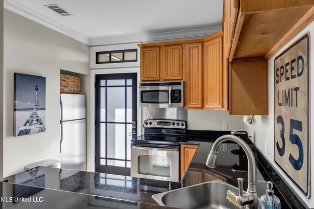 $279,000 | 922 Porter Avenue, Unit 212, Ocean Springs, MS 39564