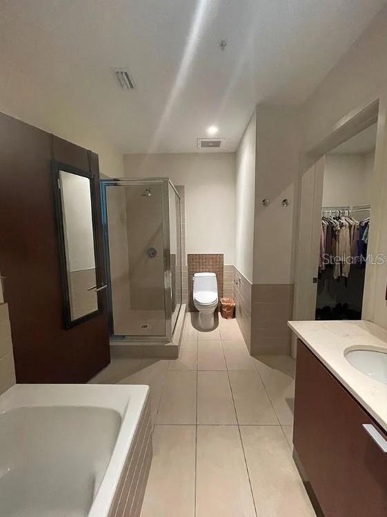 912 Channelside Drive, Unit 2803 Tampa, FL 33602 - Photo 17 of 34 a bathroom with a sink a toilet and shower