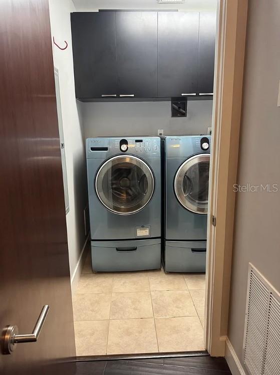 912 Channelside Drive, Unit 2803 Tampa, FL 33602 - Photo 25 of 34 a utility room with dryer and washer