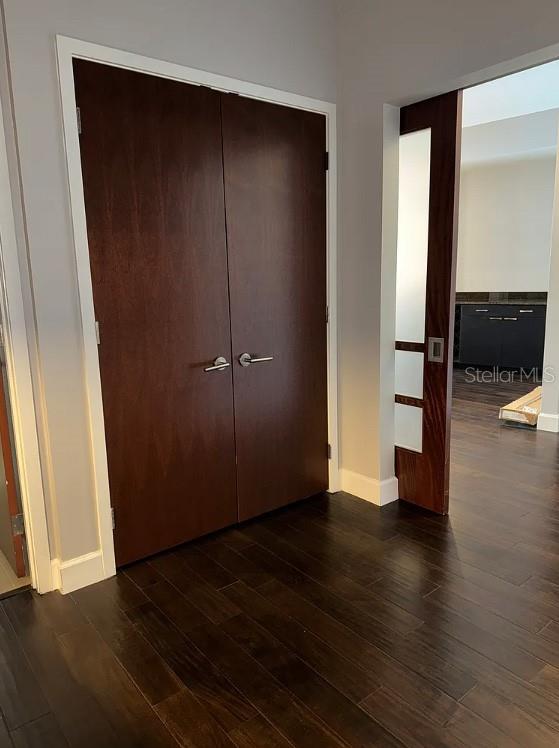 912 Channelside Drive, Unit 2803 Tampa, FL 33602 - Photo 27 of 34 an empty room with wooden floor and mirror