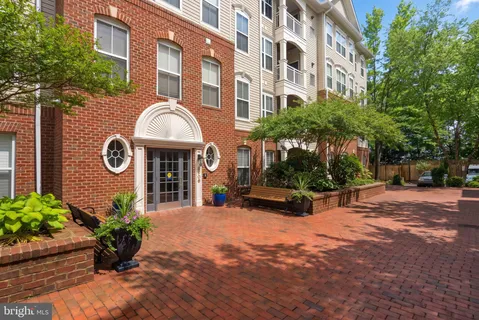 $425,000 | 5108 Donovan Drive, Unit 305, Alexandria, VA 22304