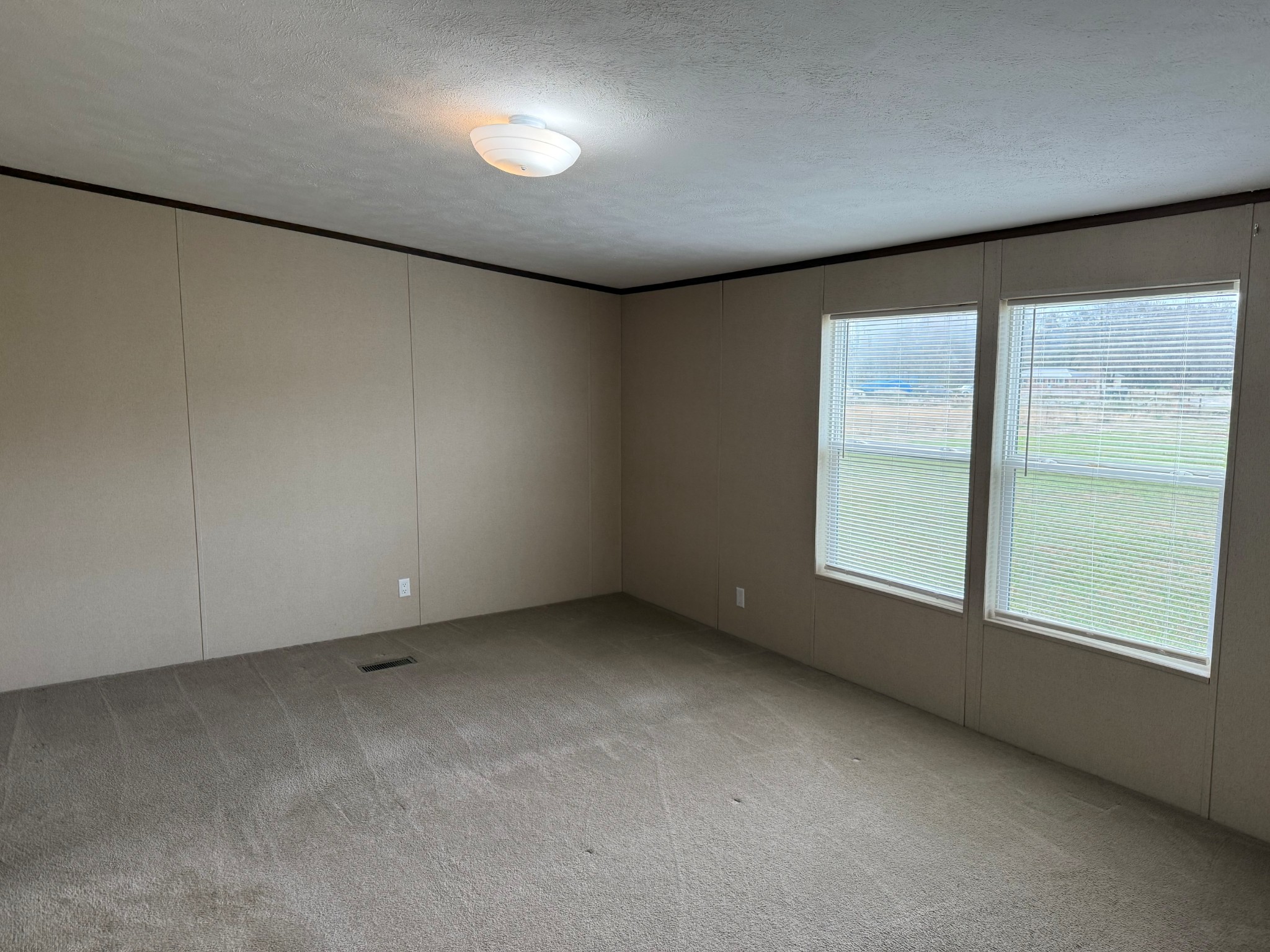 980 Market Street Ardmore, TN 38449 - Photo 3 of 19 an empty room with a window