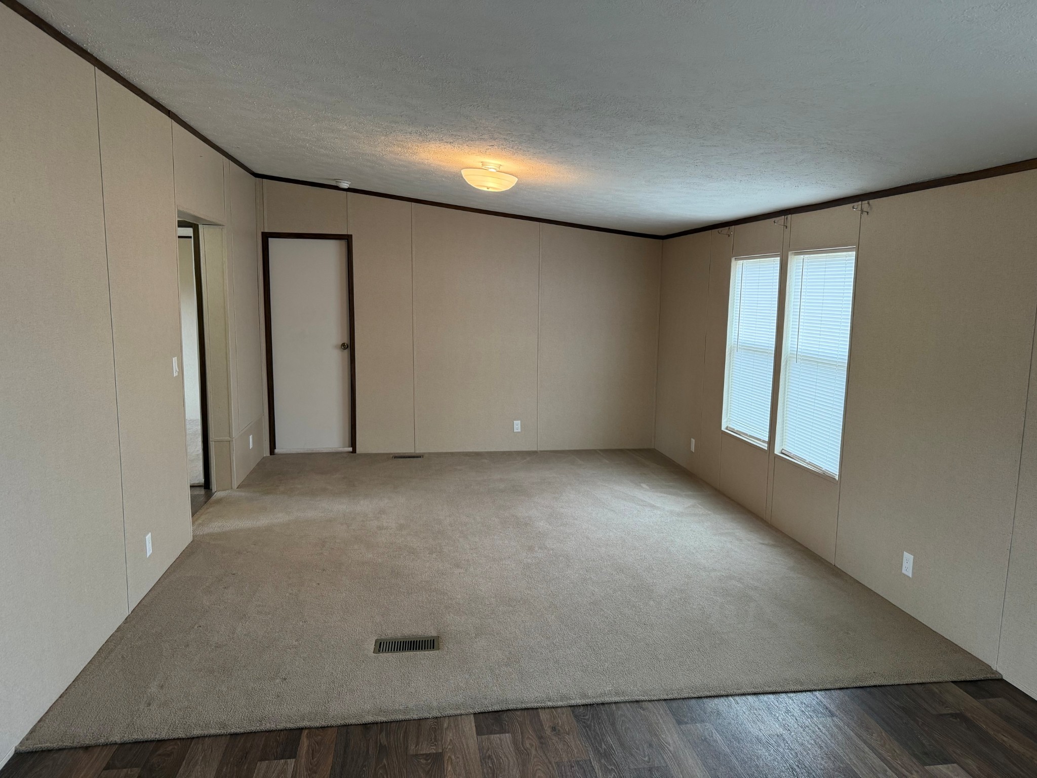 980 Market Street Ardmore, TN 38449 - Photo 4 of 19 an empty room with windows
