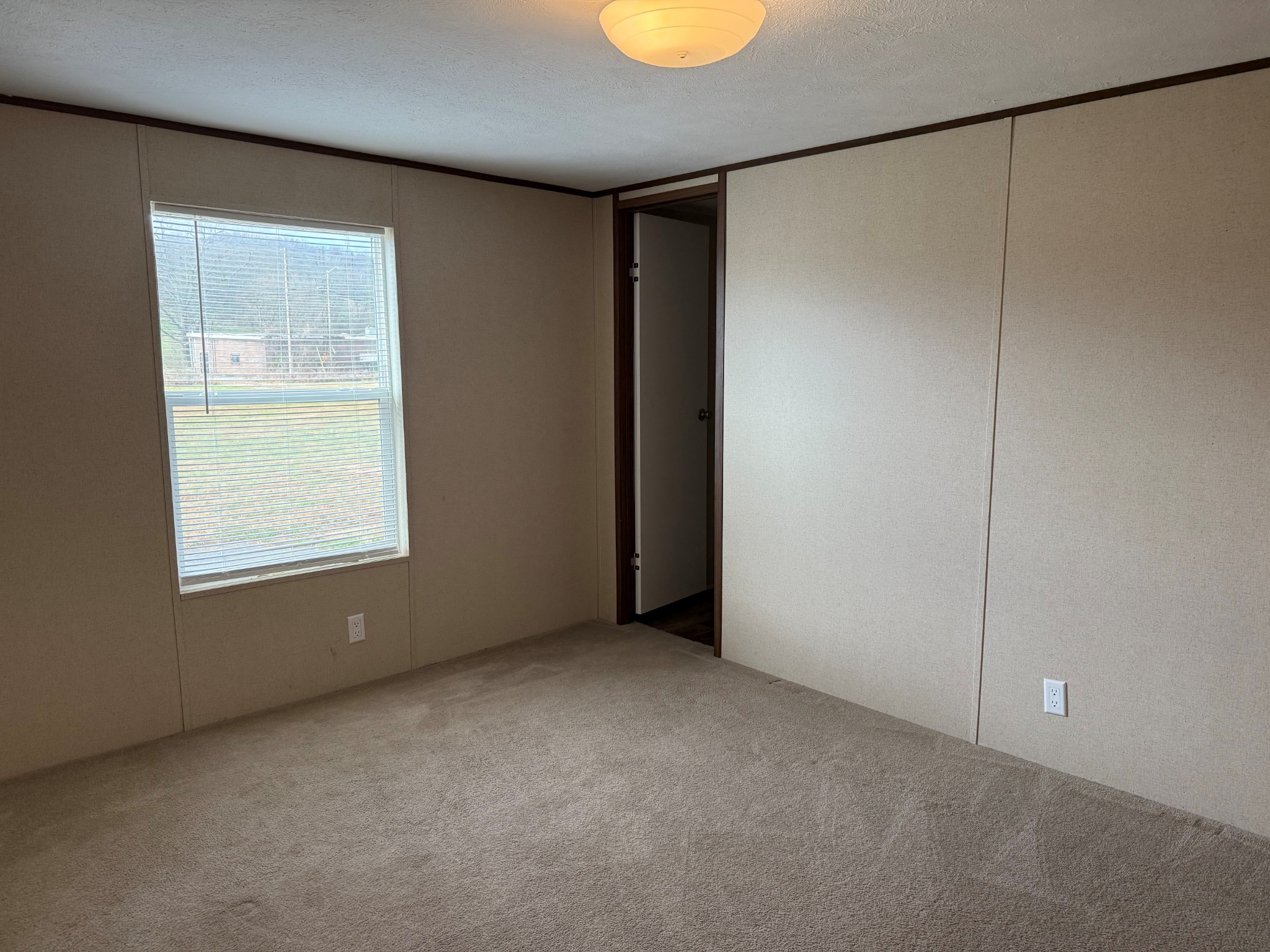 980 Market Street Ardmore, TN 38449 - Photo 8 of 19 a view of an empty room with a window