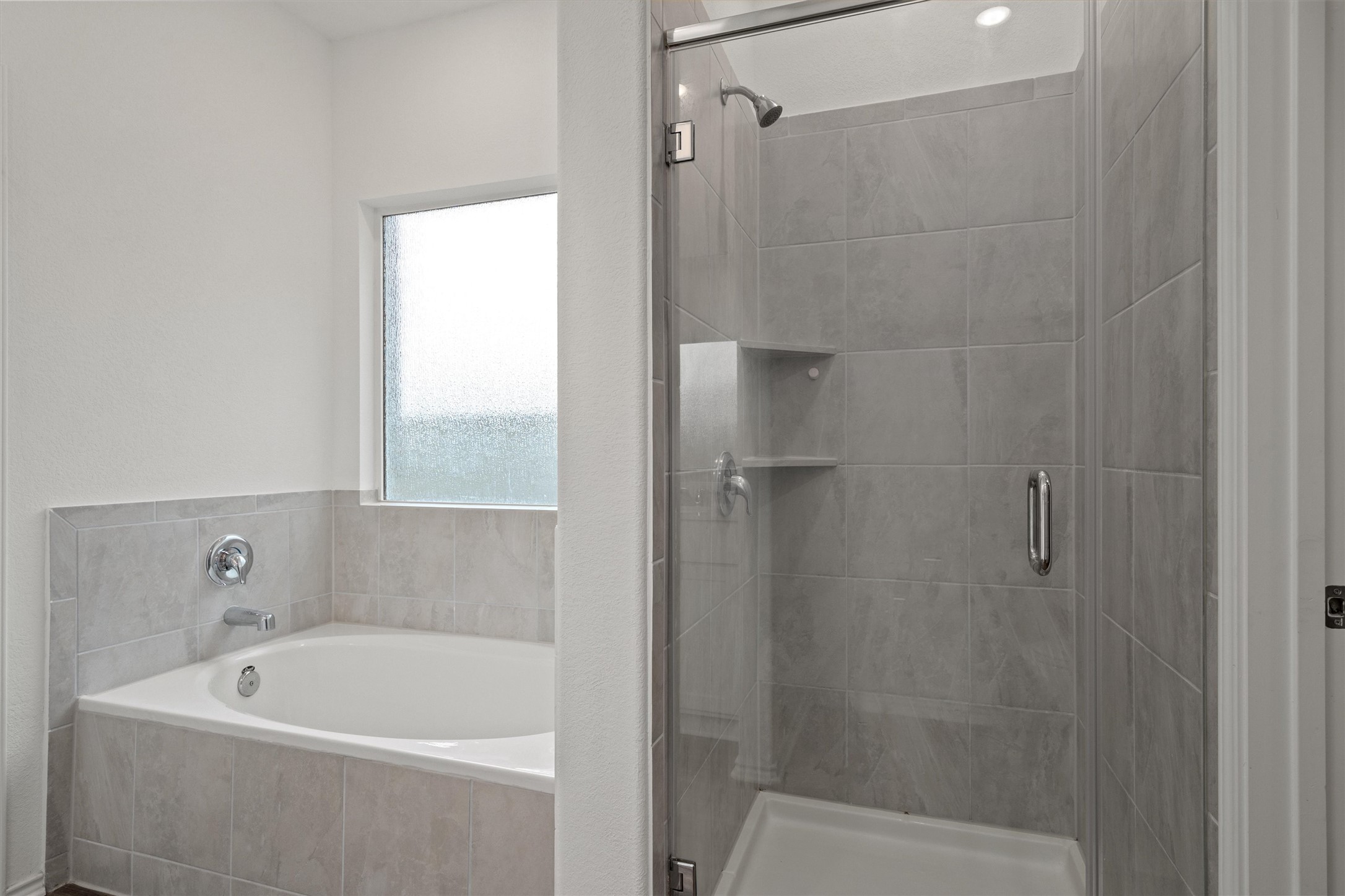 424 Wolf Springs Road Georgetown, TX 78628 - Photo 18 of 37 a bathroom with a bathtub and shower