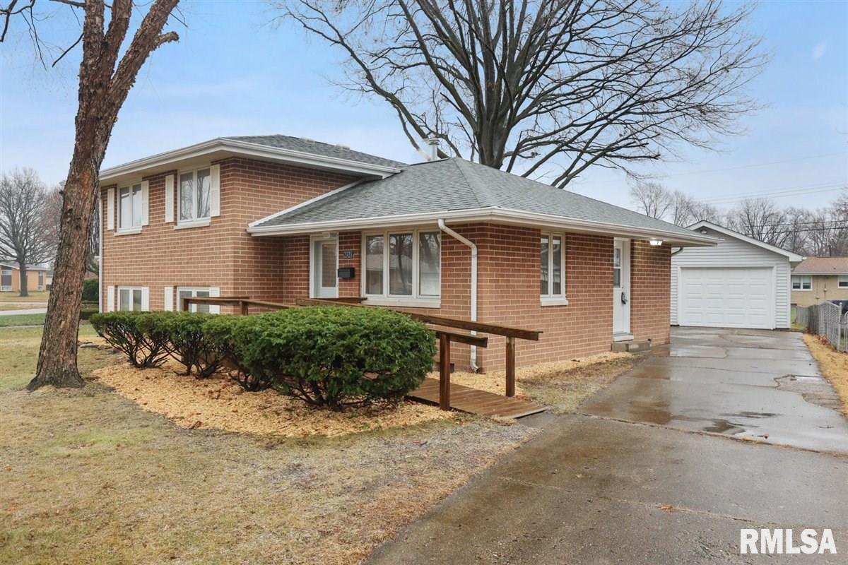 2328 Eastview Drive Springfield, IL 62702 - Photo 3 of 24 Gallery Image 3