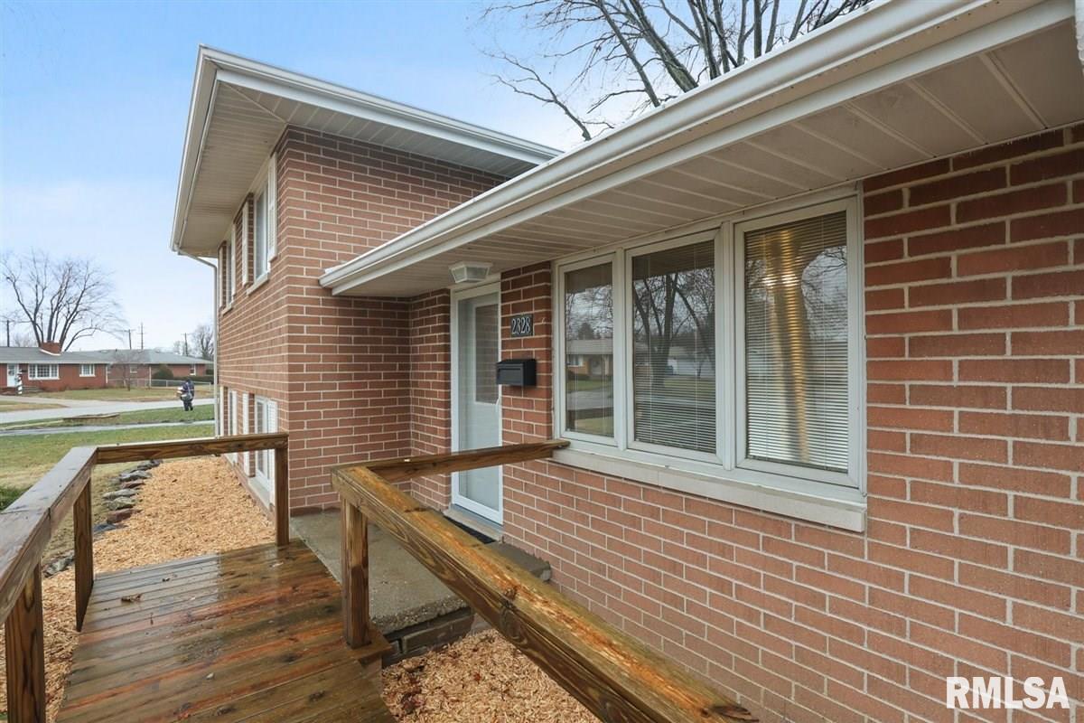 2328 Eastview Drive Springfield, IL 62702 - Photo 4 of 24 Gallery Image 4