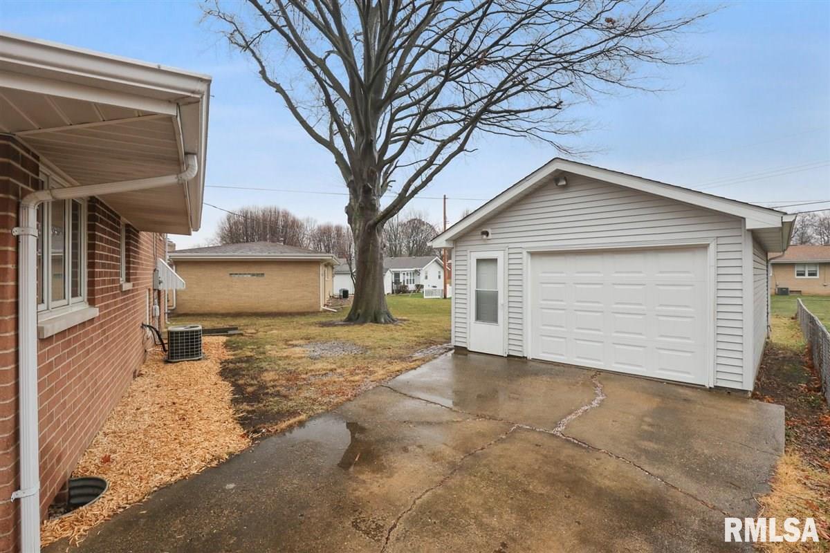 2328 Eastview Drive Springfield, IL 62702 - Photo 5 of 24 Gallery Image 5