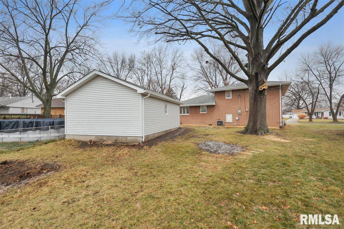 2328 Eastview Drive Springfield, IL 62702 - Photo 6 of 24 Gallery Image 6