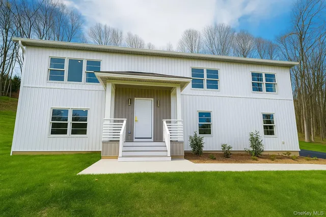a view of a house with backyard