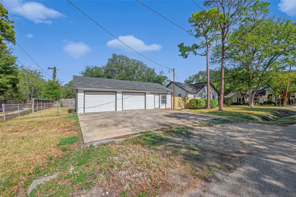 a view of a house with backyard and a tree
