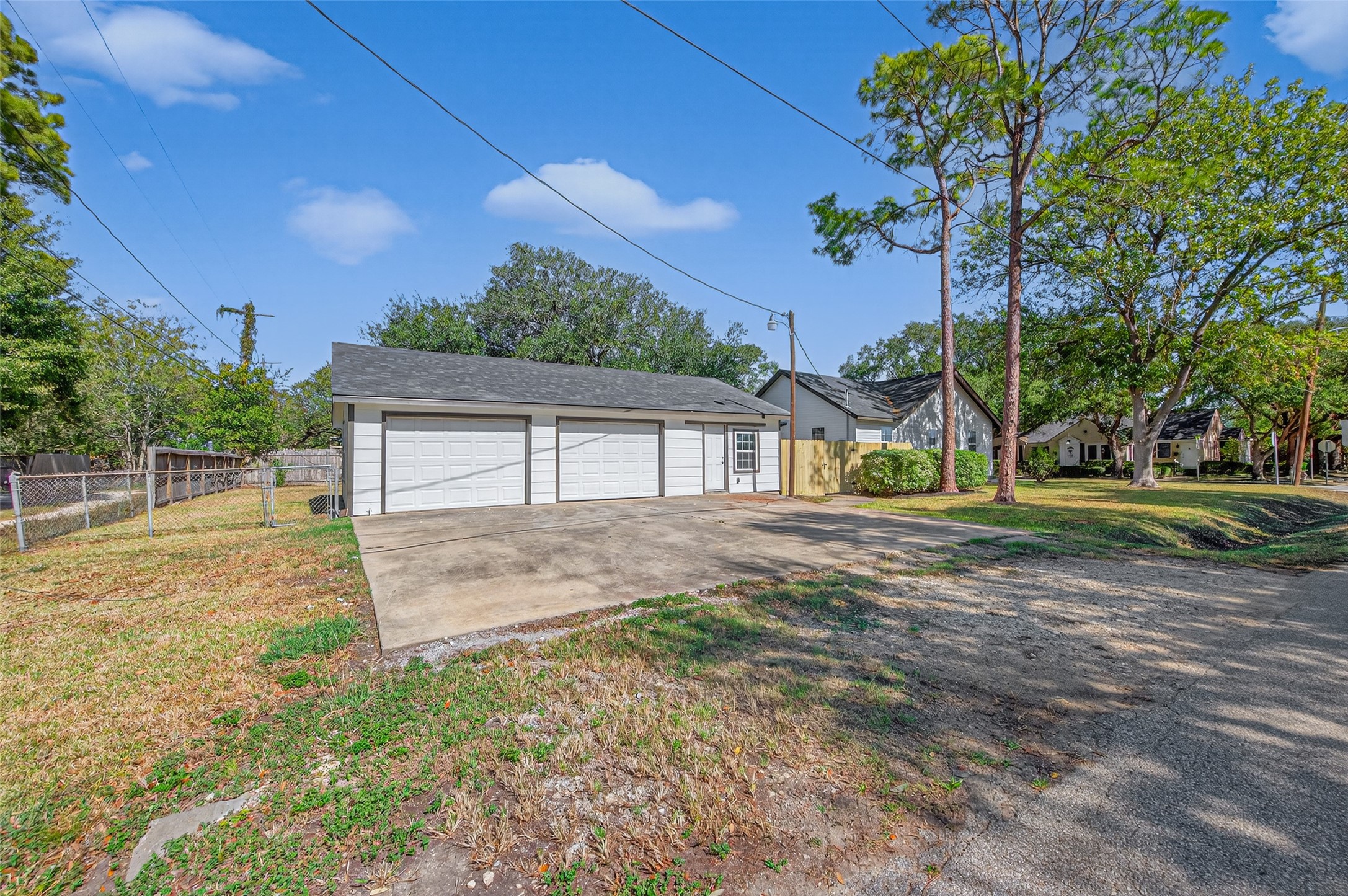 1418 Carlisle Street Rosenberg, TX 77471 - Photo 5 of 49 a view of a house with backyard and a tree