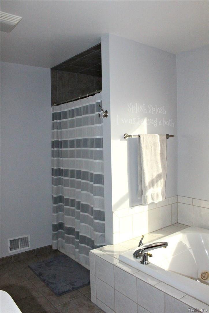 2344 Imlay City Road Lapeer, MI 48446 - Photo 19 of 31 19masterbath.jpg