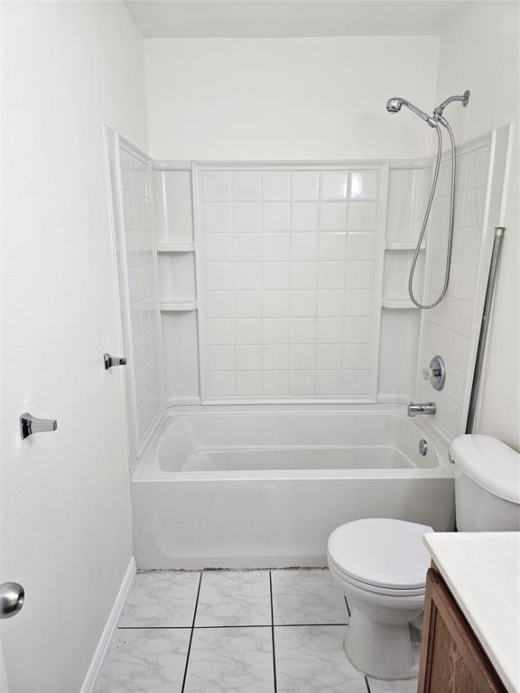 3009 Meadow Bluff Drive Wylie, TX 75098 - Photo 18 of 24 a bathroom with a toilet and a bath tub