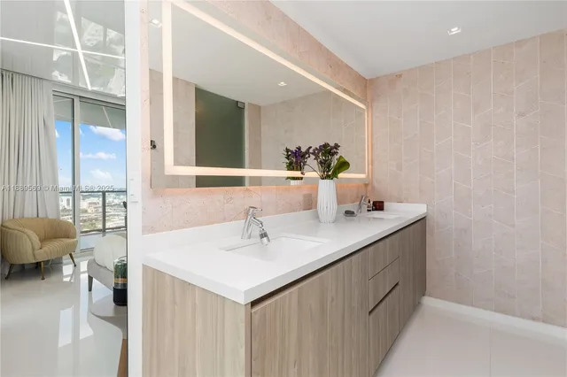 $19,500 | 1040 Biscayne Boulevard, Unit 4207, Miami, FL 33132