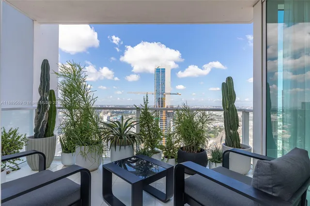 $19,500 | 1040 Biscayne Boulevard, Unit 4207, Miami, FL 33132