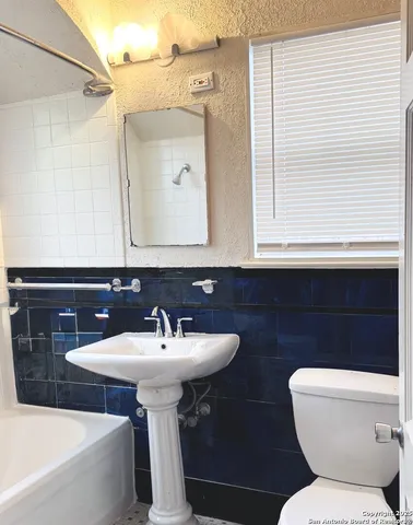 $995 | 409 West Lynwood Avenue, Unit 4, San Antonio, TX 78212