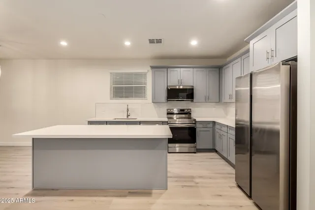 $2,400 | 129 West Latona Road, Phoenix, AZ 85041