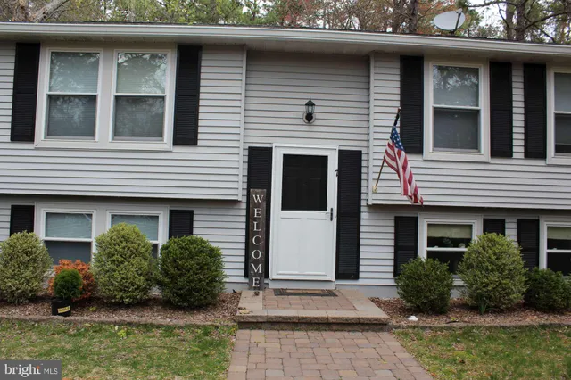 a view of a house with a yard and plants