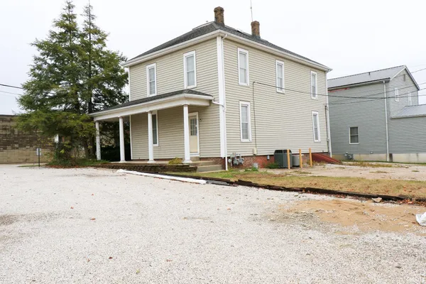 $1,300 | 207 East 4th Street, Jasper, IN 47546