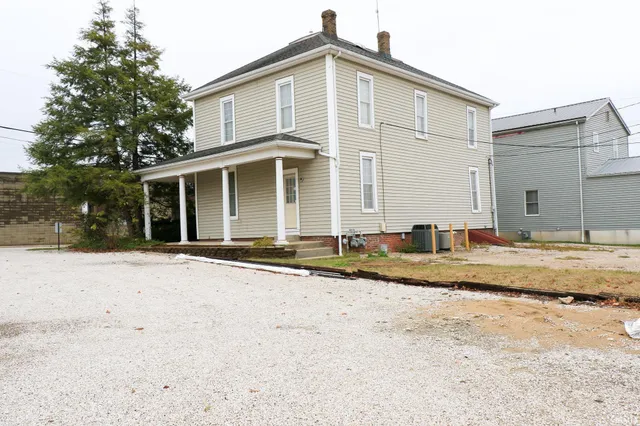 $1,300 | 207 East 4th Street, Jasper, IN 47546