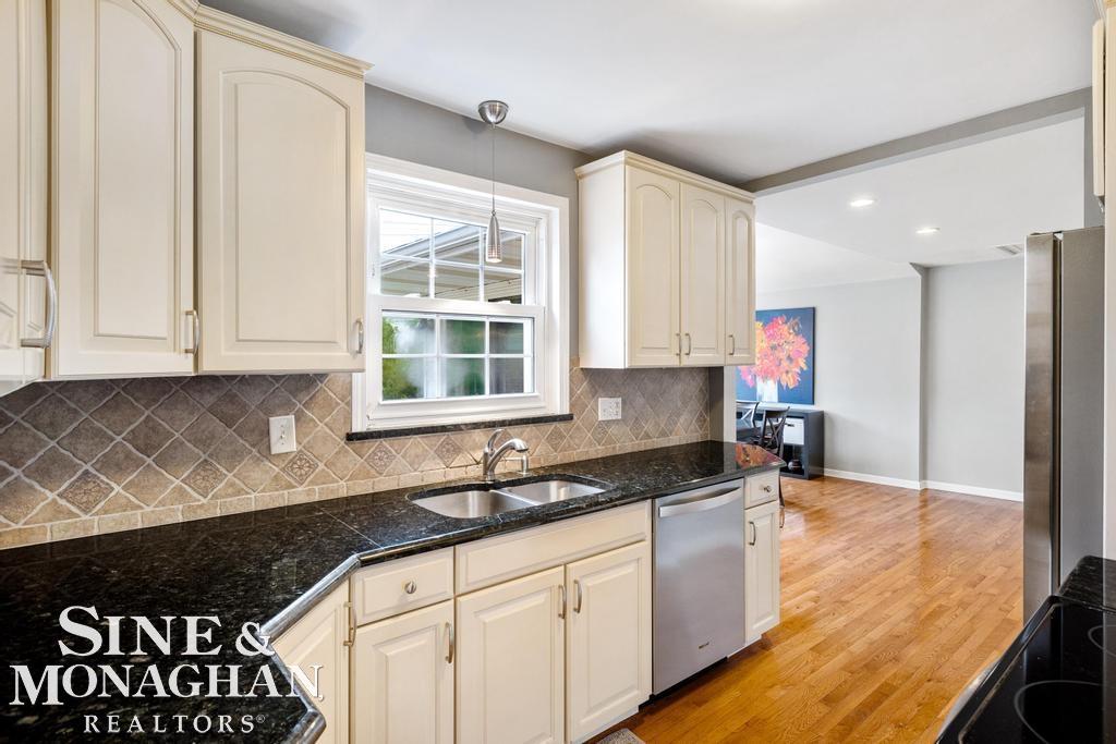 884 Hawthorne Road Grosse Pointe, MI 48236 - Photo 7 of 36 50121865-6.JPG