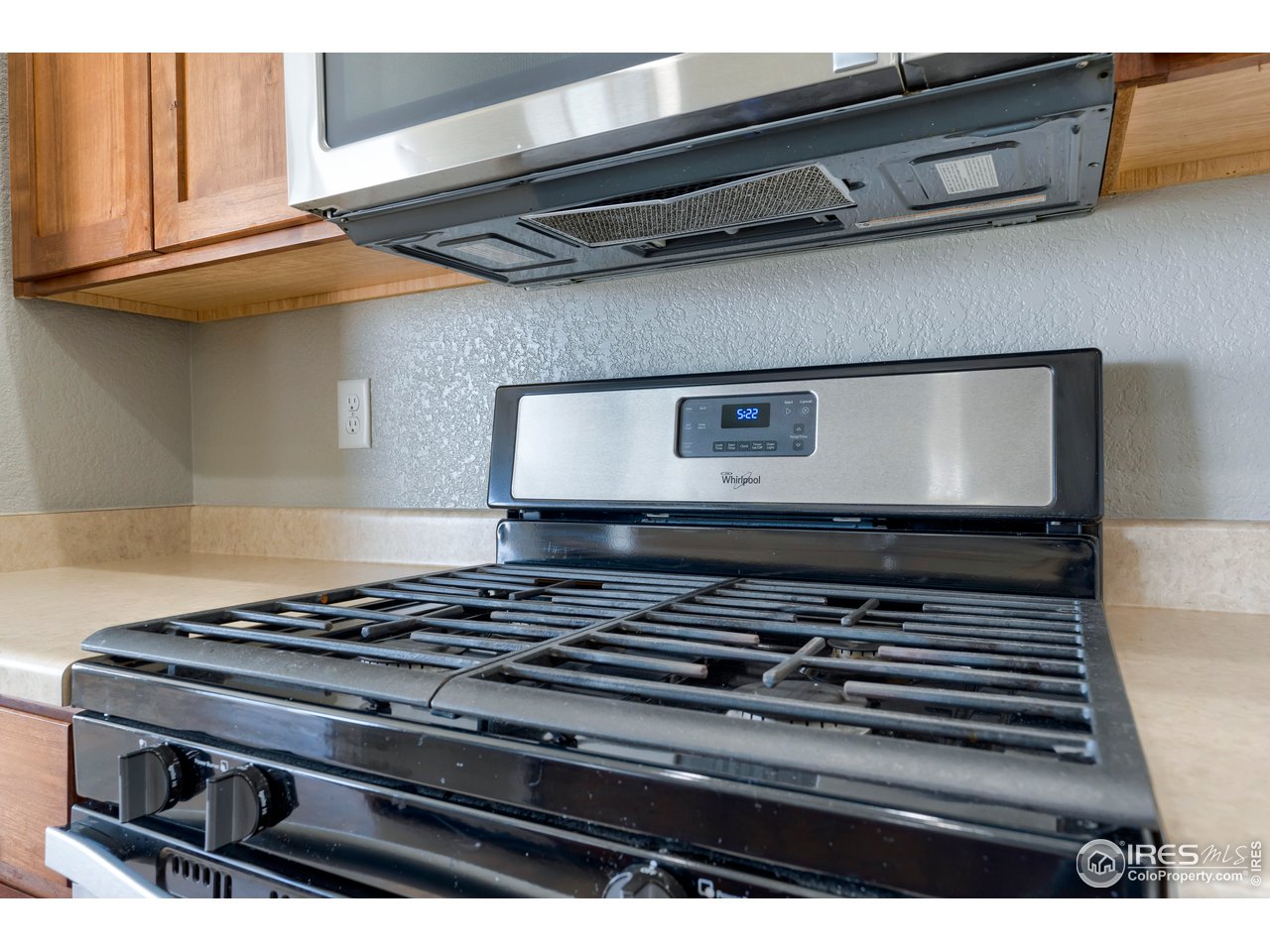 7424 23rd St Road Greeley, CO 80634 - Photo 16 of 40 Gas Stove