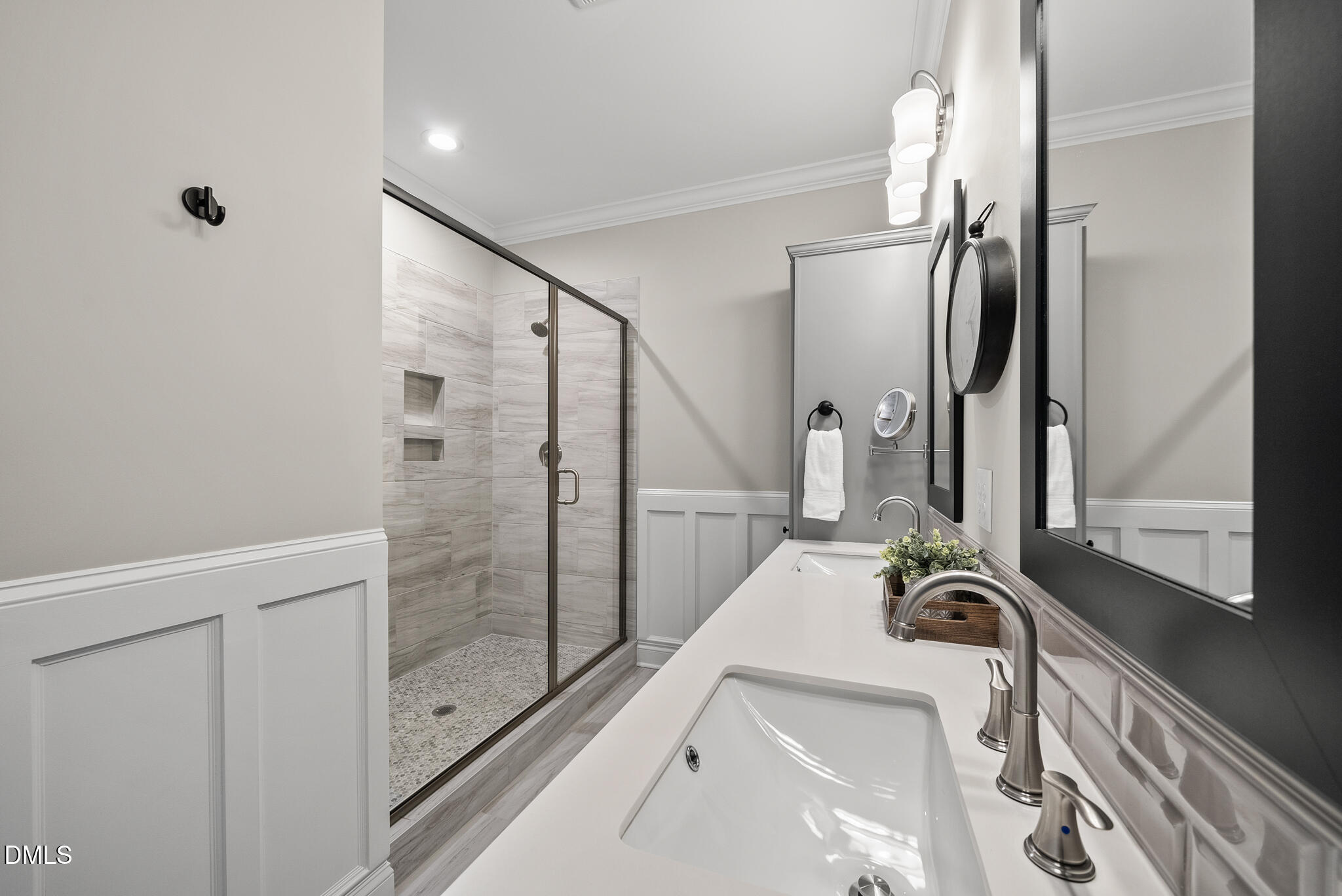 320 Kavanaugh Road Wake Forest, NC 27587 - Photo 6 of 32 a bathroom with a tub sink and mirror