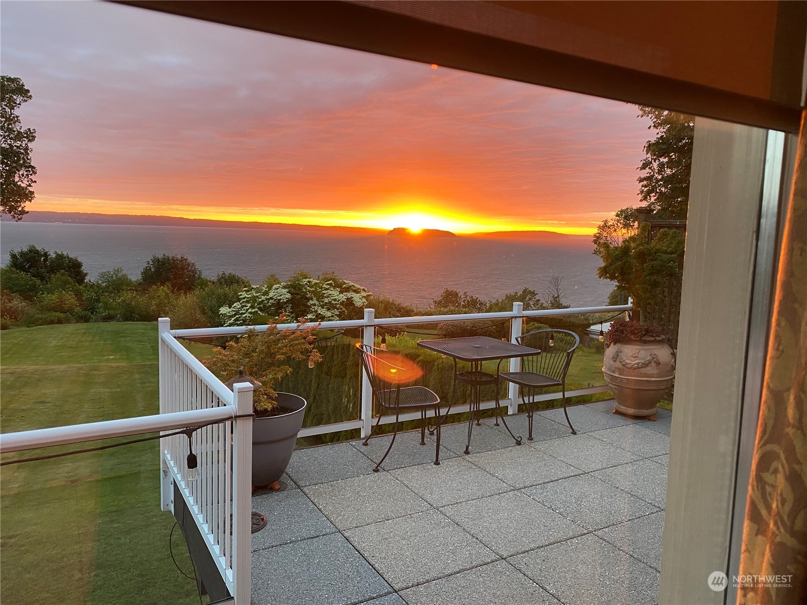 836 Crown Drive Everett, WA 98203 - Photo 2 of 40