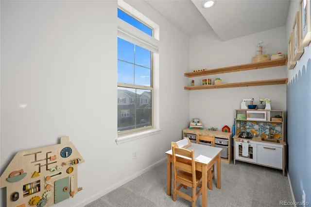 a view of an buildings with backyard and deck