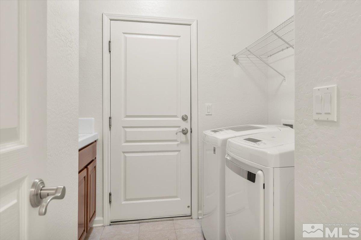 1125 Cliff Park Way Reno, NV 89523 - Photo 23 of 40 a bathroom with a sink a toilet and shower