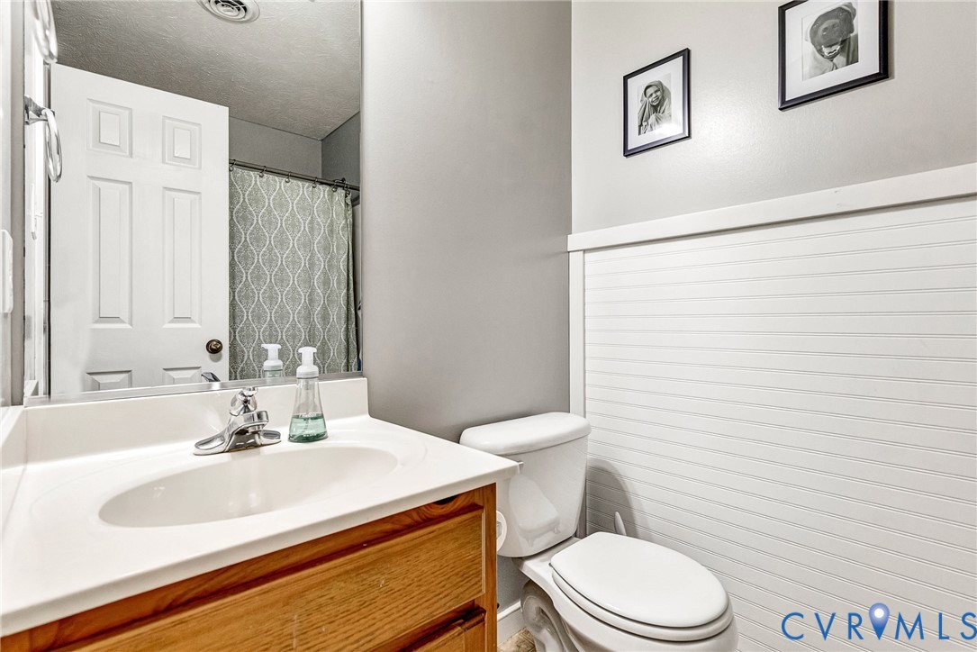 382 Mitchells Mill Road Aylett, VA 23009 - Photo 22 of 41 Hallway full bathroom