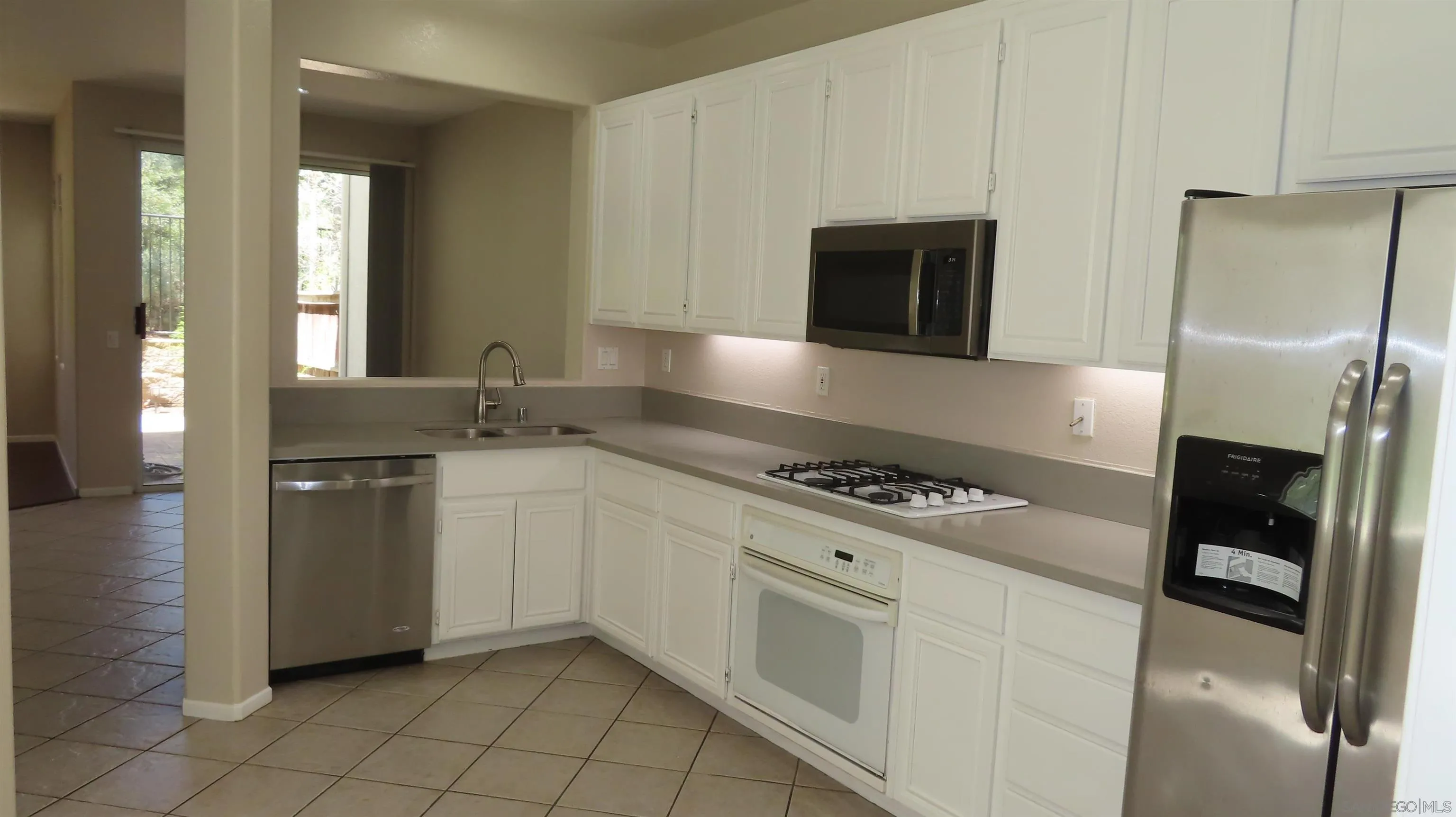 3755 Carmel View Road, Unit 3 San Diego, CA 92130 - Photo 12 of 43 Kitchen