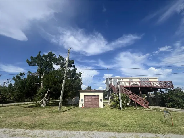 a view of a house with a yard