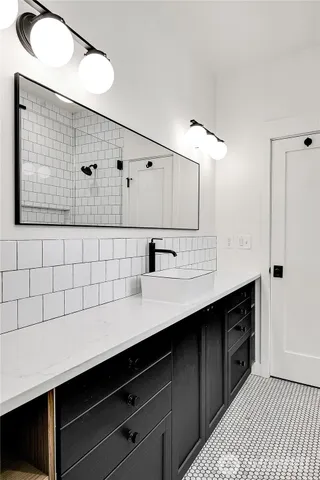 $1,378,000 | 1930 5th Avenue West, Seattle, WA 98119