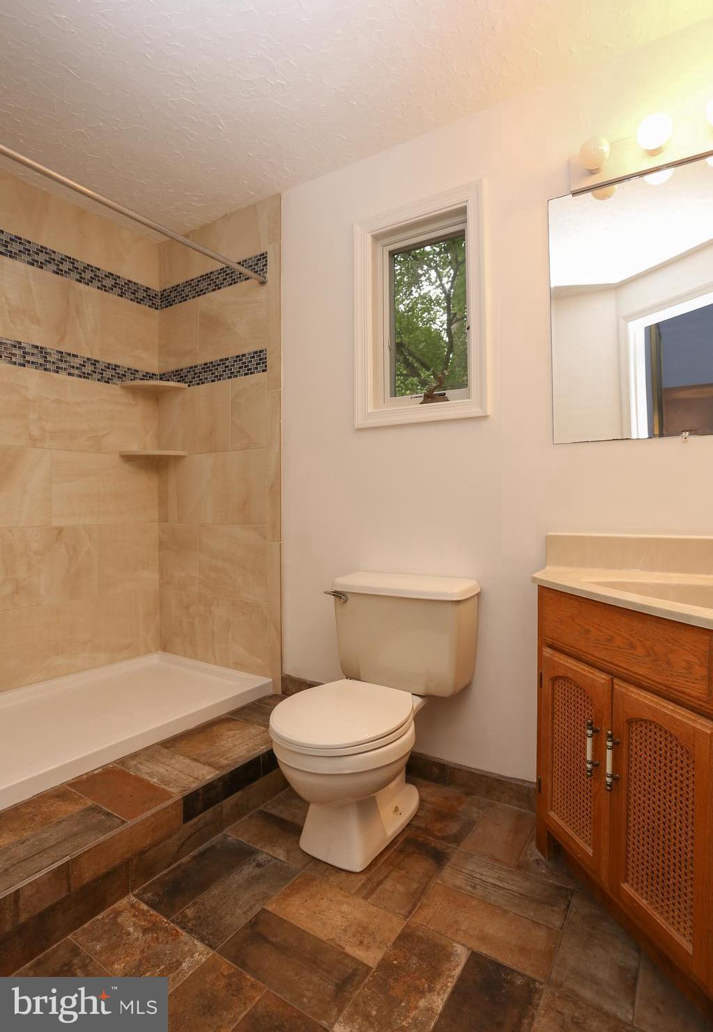1868 Potomac Road Pasadena, MD 21122 - Photo 27 of 45 Owners' bath