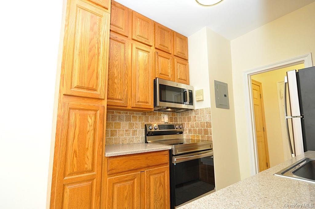 120 Stonelea Place, Unit 3M New Rochelle, NY 10801 - Photo 18 of 35