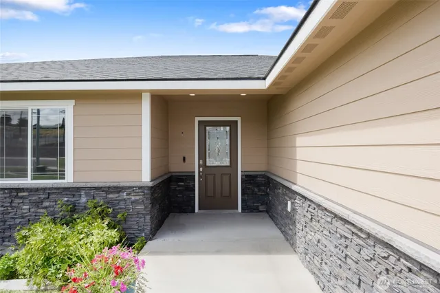 $399,990 | 1552 South Bailey Avenue, Moses Lake, WA 98837