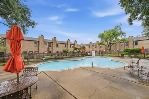 $179,000 | 9850 Pagewood Lane, Unit 1009, Houston, TX 77063