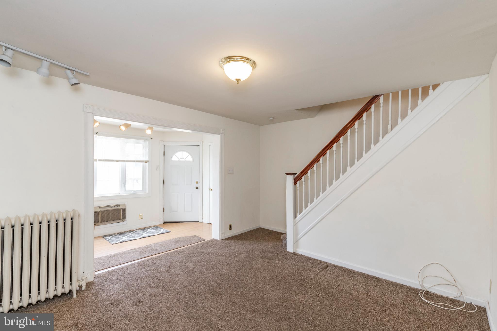555 Littlecroft Road Upper Darby, PA 19082 - Photo 5 of 26 Living Room