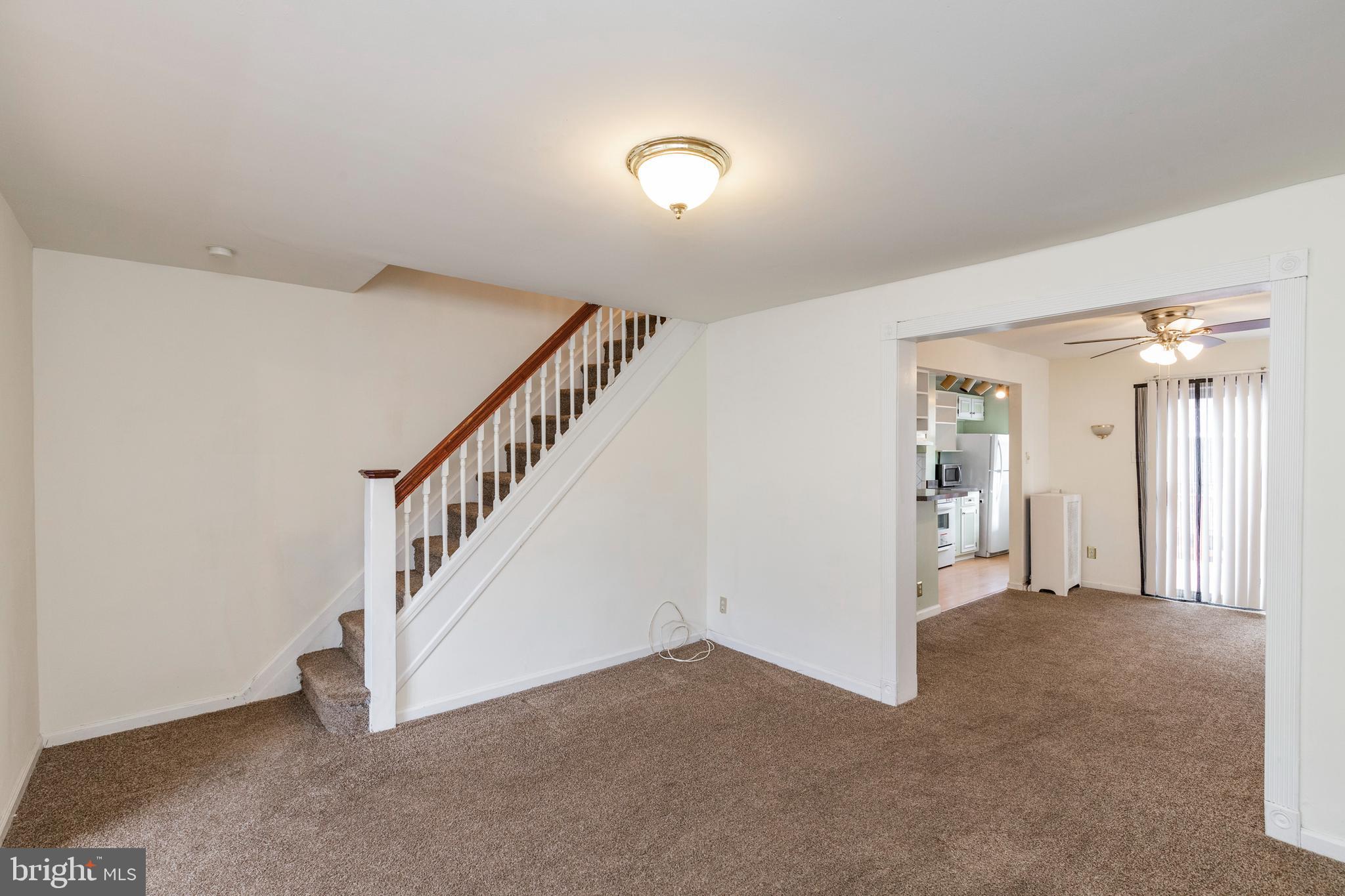 555 Littlecroft Road Upper Darby, PA 19082 - Photo 7 of 26 Living Room